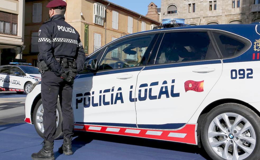 La Policía de León estrena 13 nuevos vehículos híbridos para su flota presentados frente a la Catedral de León.