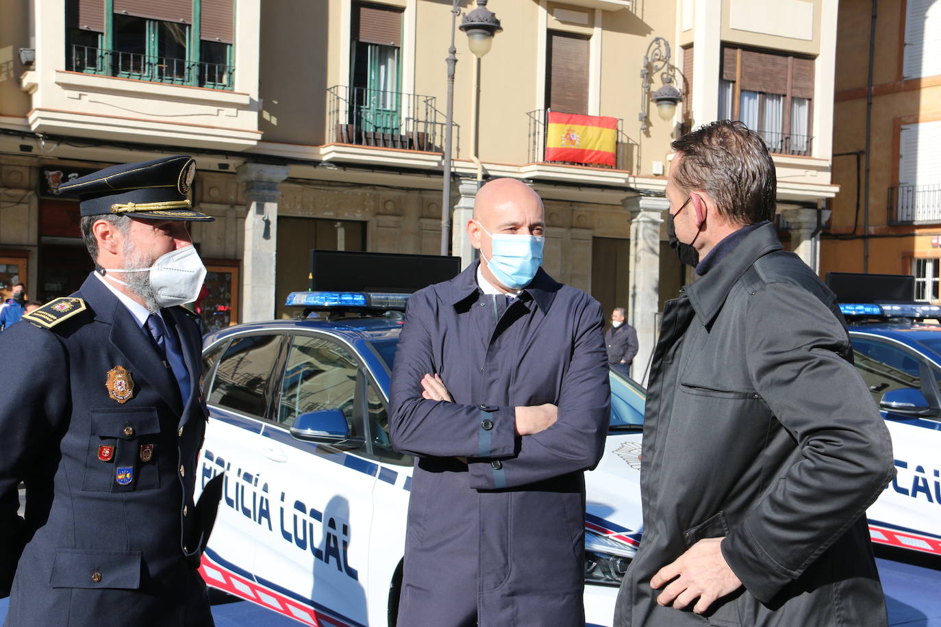 Con una inversión de 875.000 euros, el alcalde de León ha presentado los nuevos vehículos que incorporan sistemas como advertencia y frenado de emergencia | Cinco de ellos cuentan con kit de detenidos.