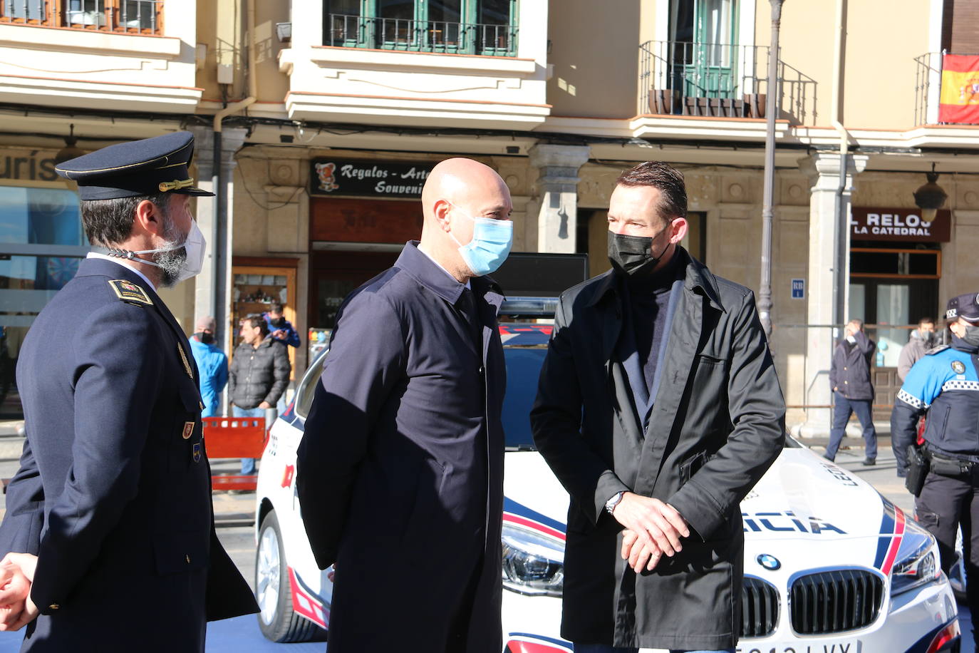 Con una inversión de 875.000 euros, el alcalde de León ha presentado los nuevos vehículos que incorporan sistemas como advertencia y frenado de emergencia | Cinco de ellos cuentan con kit de detenidos.