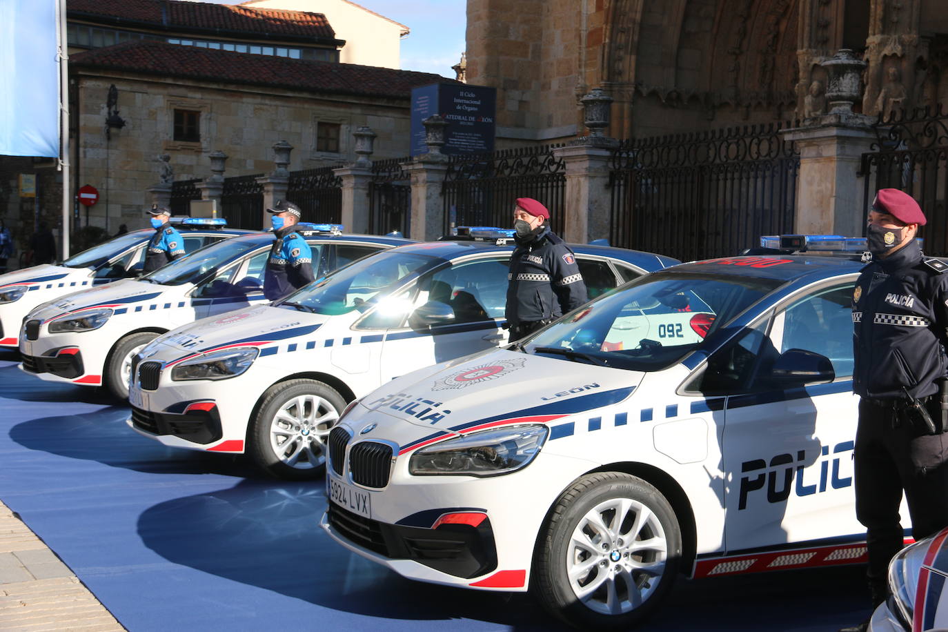 Con una inversión de 875.000 euros, el alcalde de León ha presentado los nuevos vehículos que incorporan sistemas como advertencia y frenado de emergencia | Cinco de ellos cuentan con kit de detenidos.