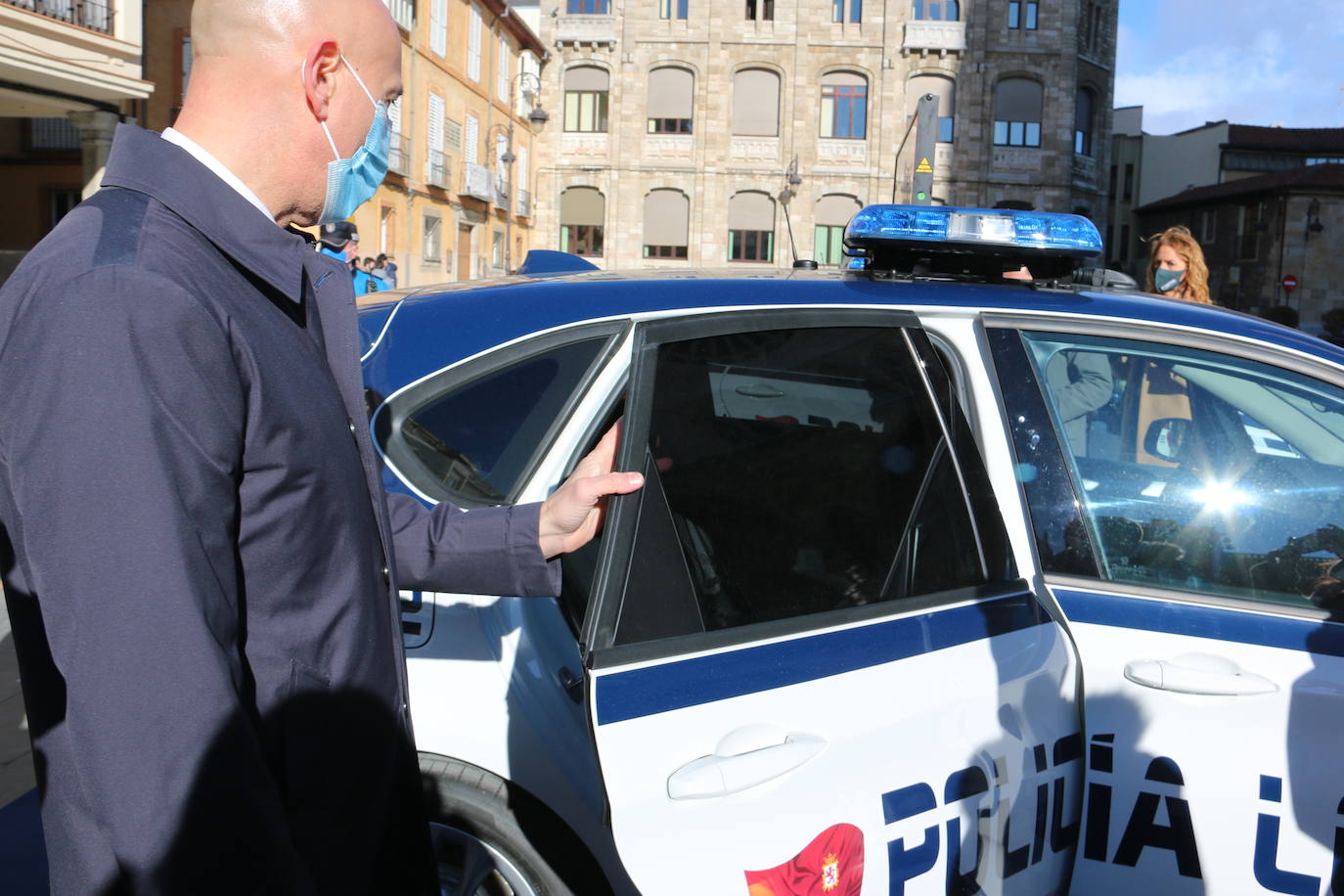 Con una inversión de 875.000 euros, el alcalde de León ha presentado los nuevos vehículos que incorporan sistemas como advertencia y frenado de emergencia | Cinco de ellos cuentan con kit de detenidos.