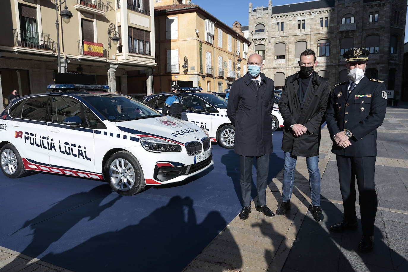 El alcalde de León, José Antonio Diez, presenta los trece nuevos vehículos híbridos de la Policía Local de León.