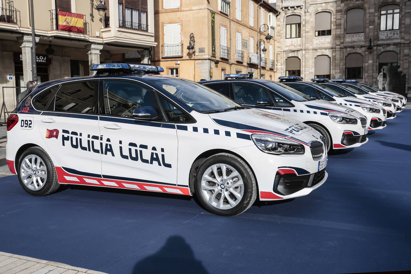 El alcalde de León, José Antonio Diez, presenta los trece nuevos vehículos híbridos de la Policía Local de León.