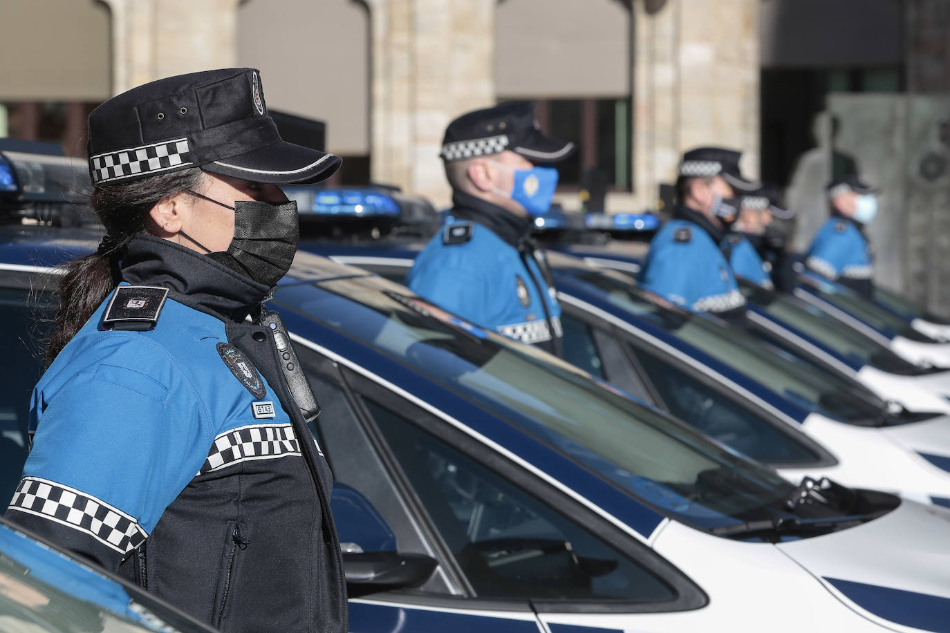 El alcalde de León, José Antonio Diez, presenta los trece nuevos vehículos híbridos de la Policía Local de León.