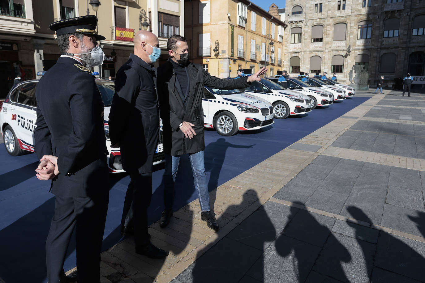 El alcalde de León, José Antonio Diez, presenta los trece nuevos vehículos híbridos de la Policía Local de León.