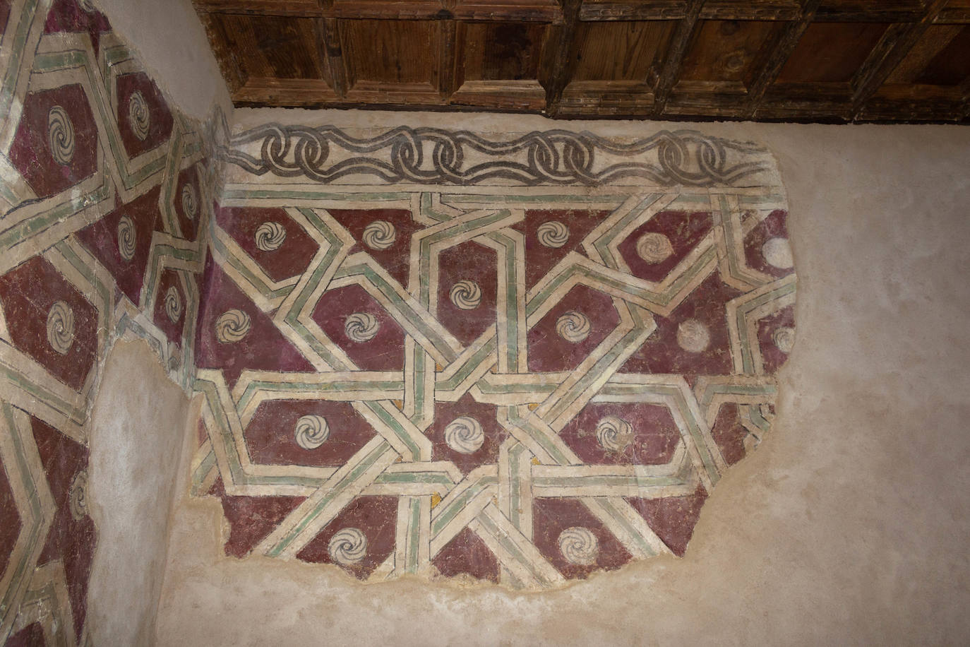Restauradas las pinturas murales de la Sala Moruna del monasterio de Santa María de Carrizo tras un desembolso de 100.000 euros.