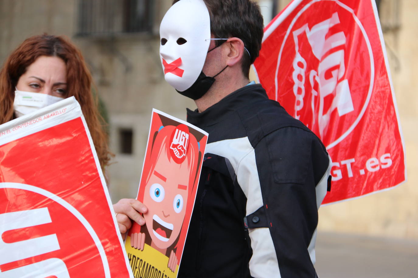 Convocados por Amistía Internacional, cerca de una treintena de personas se han concentrado frente a Botines para exigir al Gobierno de coalición una reforma que «termine con los aspectos más lesivos»de la Ley de Seguridad Ciudadana.