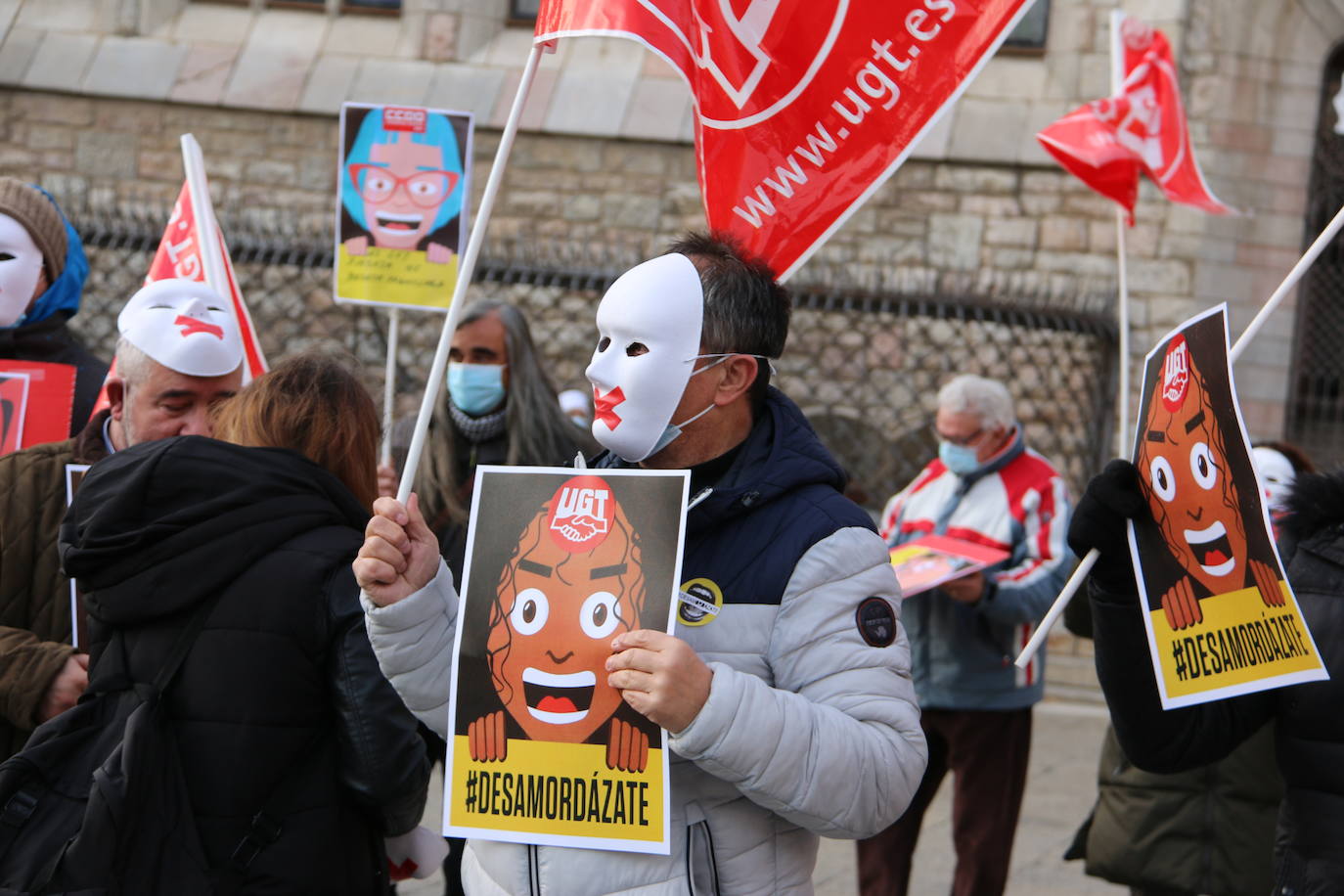 Convocados por Amistía Internacional, cerca de una treintena de personas se han concentrado frente a Botines para exigir al Gobierno de coalición una reforma que «termine con los aspectos más lesivos»de la Ley de Seguridad Ciudadana.