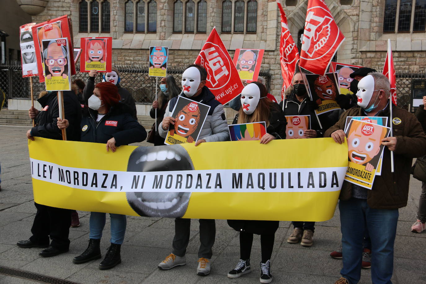 Convocados por Amistía Internacional, cerca de una treintena de personas se han concentrado frente a Botines para exigir al Gobierno de coalición una reforma que «termine con los aspectos más lesivos»de la Ley de Seguridad Ciudadana.