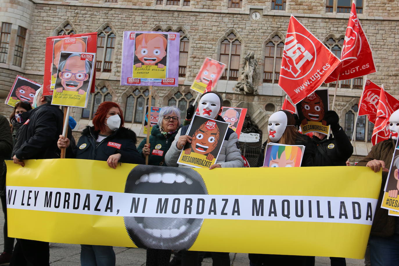 Convocados por Amistía Internacional, cerca de una treintena de personas se han concentrado frente a Botines para exigir al Gobierno de coalición una reforma que «termine con los aspectos más lesivos»de la Ley de Seguridad Ciudadana.