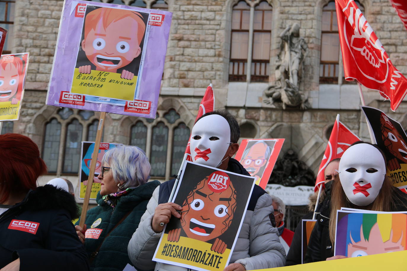 Convocados por Amistía Internacional, cerca de una treintena de personas se han concentrado frente a Botines para exigir al Gobierno de coalición una reforma que «termine con los aspectos más lesivos»de la Ley de Seguridad Ciudadana.