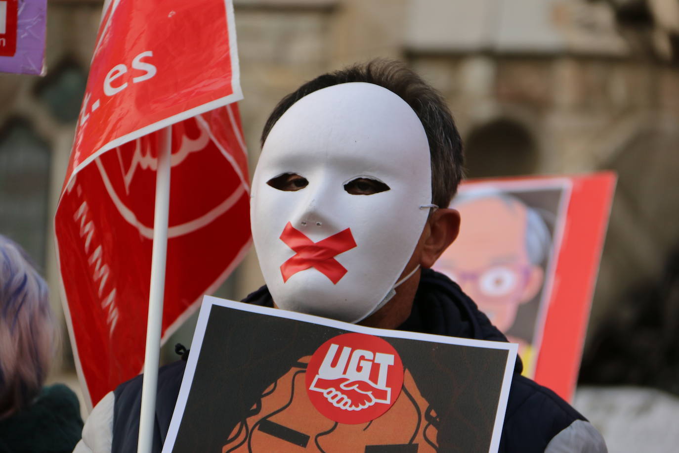 Convocados por Amistía Internacional, cerca de una treintena de personas se han concentrado frente a Botines para exigir al Gobierno de coalición una reforma que «termine con los aspectos más lesivos»de la Ley de Seguridad Ciudadana.