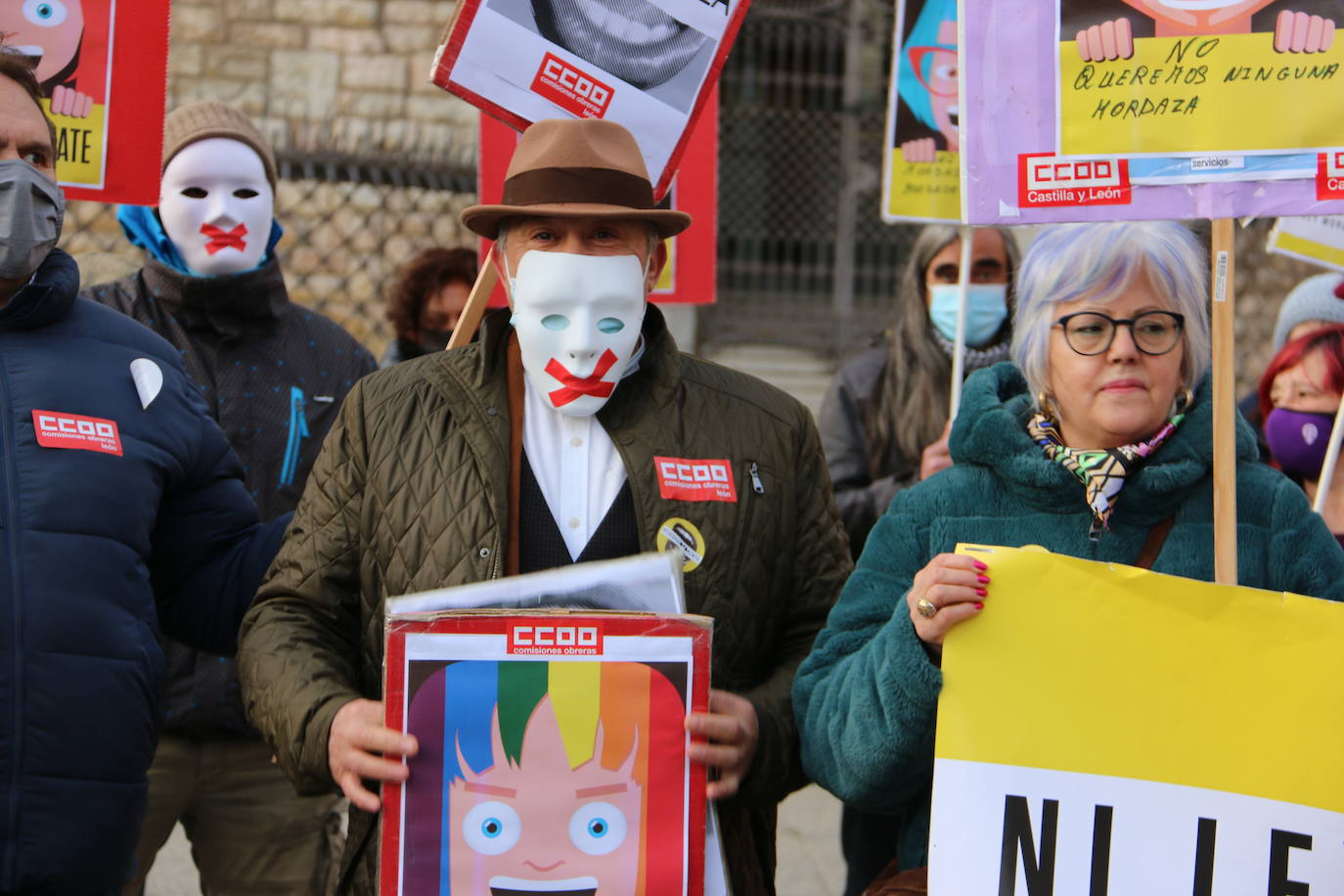 Convocados por Amistía Internacional, cerca de una treintena de personas se han concentrado frente a Botines para exigir al Gobierno de coalición una reforma que «termine con los aspectos más lesivos»de la Ley de Seguridad Ciudadana.