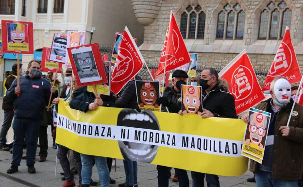 Galería. Cerca de una treintena de personas se concentran contra la reforma de la Ley Mordaza.