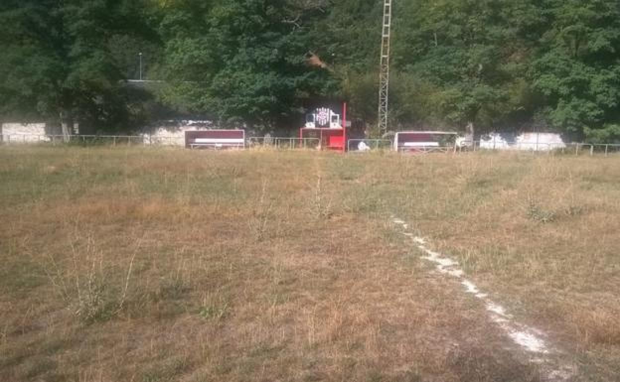 Instalaciones deportivas de Ciñera, con el campo de fútbol Santa Bárbara, donde ejercía como local la SD Hullera, en imagen.