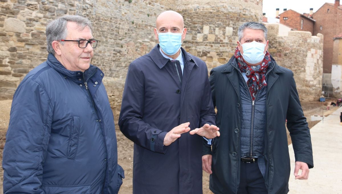 El alcalde de León, José Antonio Diez, visita las obras de urbanización del entorno de la Era del Moro con la previsión de que esté abierta al público en julio