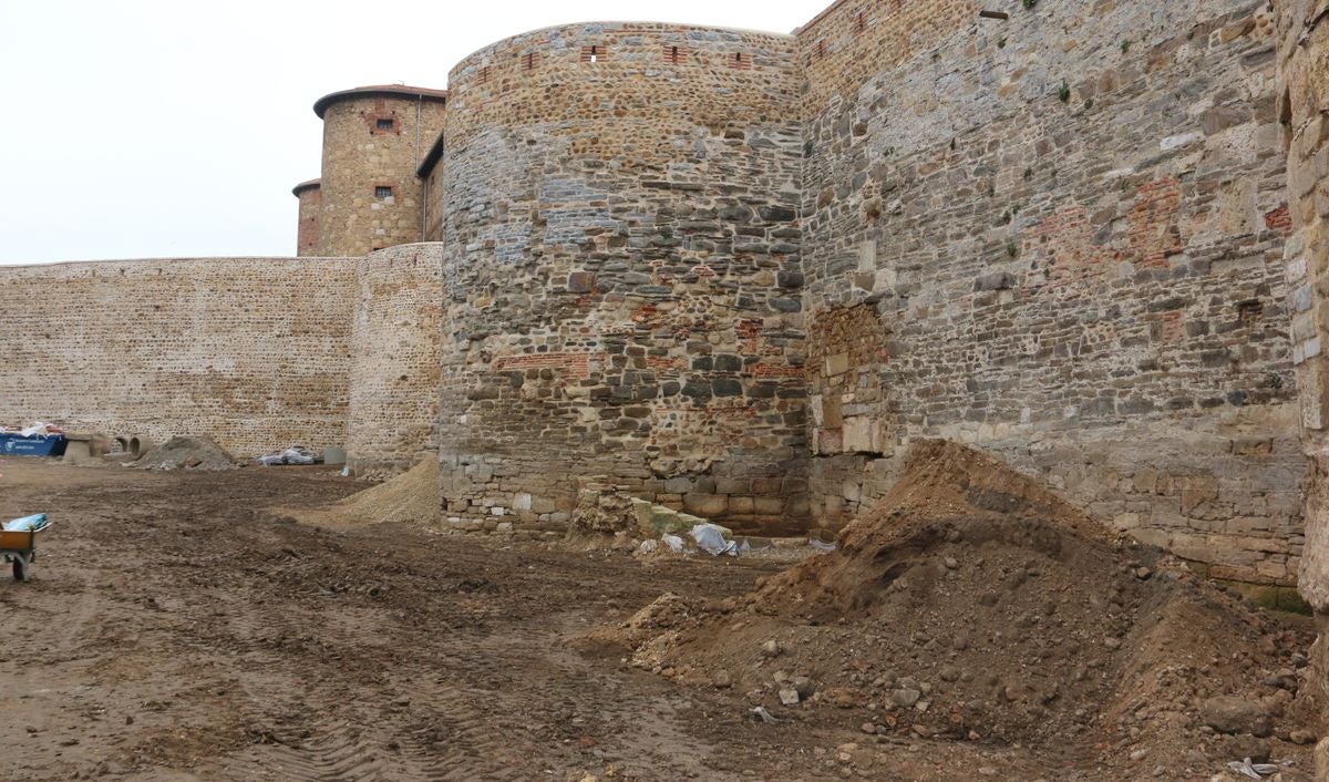 El alcalde de León, José Antonio Diez, visita las obras de urbanización del entorno de la Era del Moro con la previsión de que esté abierta al público en julio