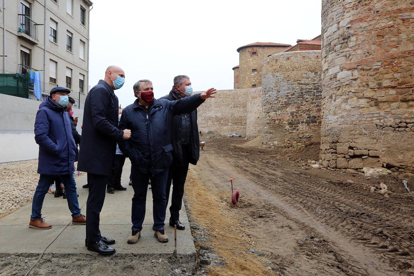 El alcalde de León, José Antonio Diez, visita las obras de urbanización del entorno de la Era del Moro con la previsión de que esté abierta al público en julio