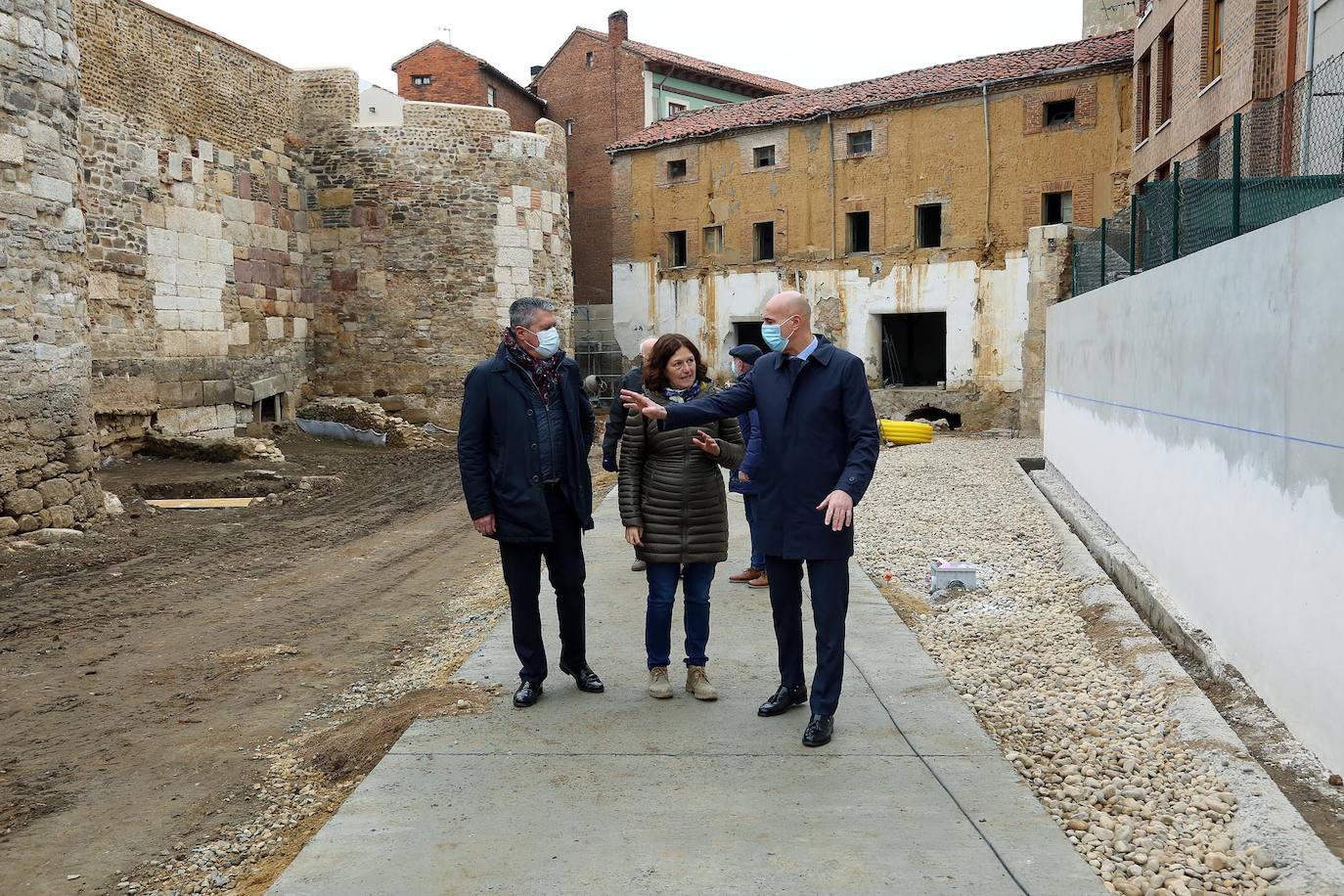 El alcalde de León, José Antonio Diez, visita las obras de urbanización del entorno de la Era del Moro con la previsión de que esté abierta al público en julio