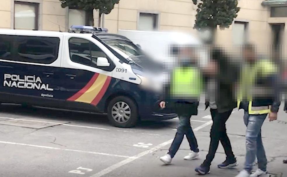 Imagen del detenido en el momento de llegar a la Comisaría de Policía de León. 