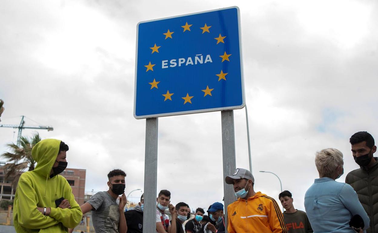 Un juez exige al Gobierno el regreso de 12 menores expulsados de Ceuta