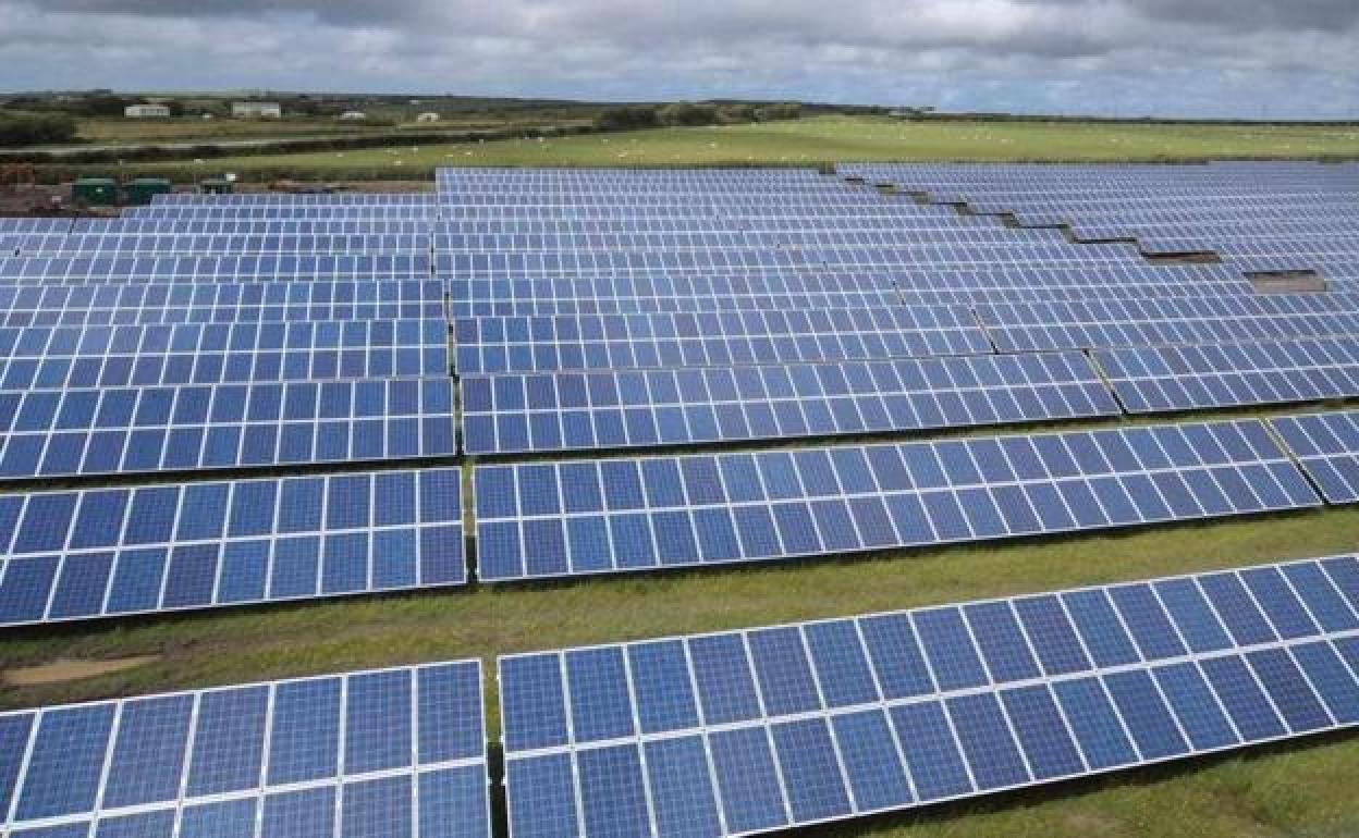 Gran campo de parques fotovoltaicos.