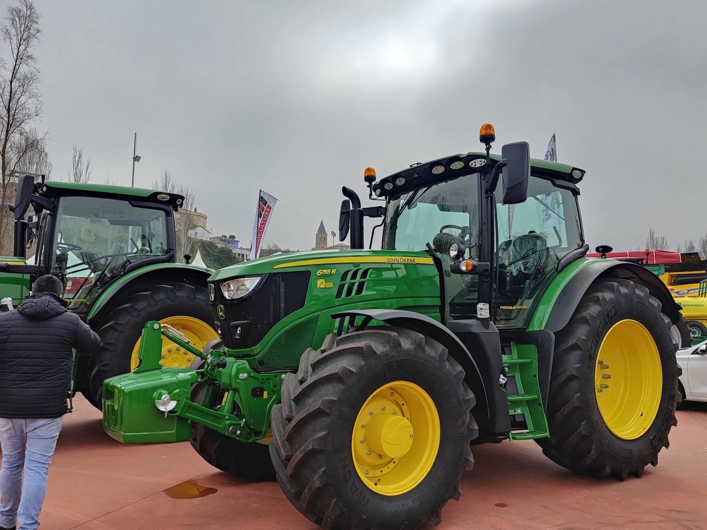 Valencia de Don Juan inaugura su tradicional Feria de Febrero. En su edición 101, este evento cuenta con más de 130 expositores divididos en dos espacios, uno en el tradicional complejo La Isla en el que se ubica la maquinaria agrícola y servicios relacionados con el sector primario y la exposición de vehículos y, el segundo, la Plaza Mayor que acoge un gran carpa para albergar stands de alimentación así como de multiservicios. 