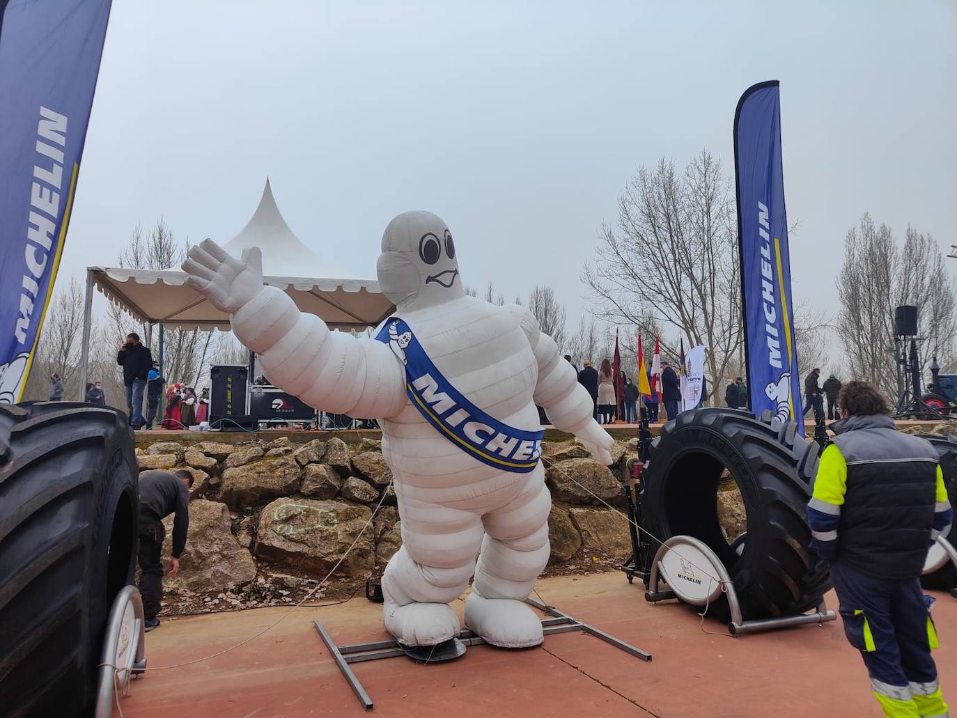 Valencia de Don Juan inaugura su tradicional Feria de Febrero. En su edición 101, este evento cuenta con más de 130 expositores divididos en dos espacios, uno en el tradicional complejo La Isla en el que se ubica la maquinaria agrícola y servicios relacionados con el sector primario y la exposición de vehículos y, el segundo, la Plaza Mayor que acoge un gran carpa para albergar stands de alimentación así como de multiservicios. 