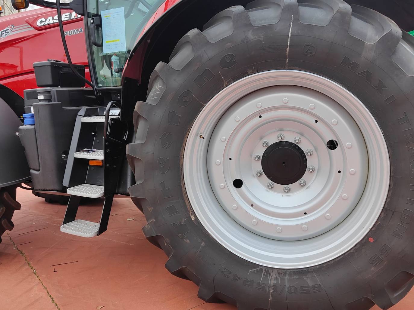 Valencia de Don Juan inaugura su tradicional Feria de Febrero. En su edición 101, este evento cuenta con más de 130 expositores divididos en dos espacios, uno en el tradicional complejo La Isla en el que se ubica la maquinaria agrícola y servicios relacionados con el sector primario y la exposición de vehículos y, el segundo, la Plaza Mayor que acoge un gran carpa para albergar stands de alimentación así como de multiservicios. 