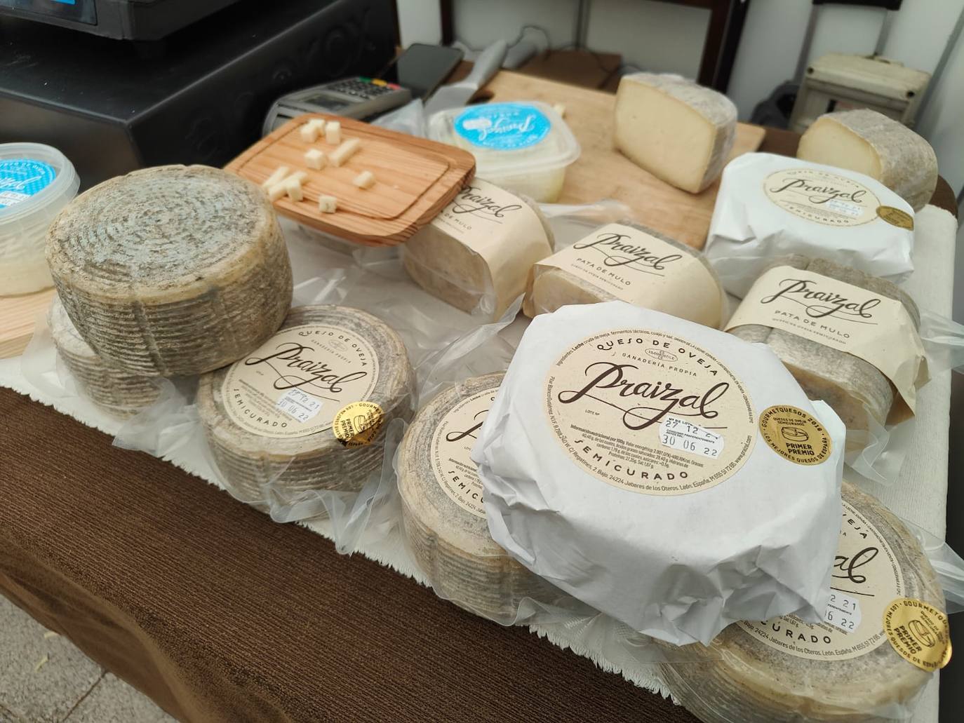 Valencia de Don Juan inaugura su tradicional Feria de Febrero. En su edición 101, este evento cuenta con más de 130 expositores divididos en dos espacios, uno en el tradicional complejo La Isla en el que se ubica la maquinaria agrícola y servicios relacionados con el sector primario y la exposición de vehículos y, el segundo, la Plaza Mayor que acoge un gran carpa para albergar stands de alimentación así como de multiservicios. 