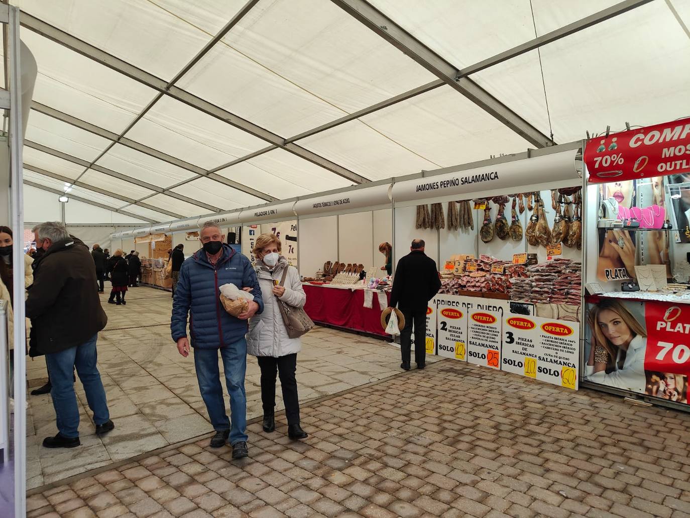 Valencia de Don Juan inaugura su tradicional Feria de Febrero. En su edición 101, este evento cuenta con más de 130 expositores divididos en dos espacios, uno en el tradicional complejo La Isla en el que se ubica la maquinaria agrícola y servicios relacionados con el sector primario y la exposición de vehículos y, el segundo, la Plaza Mayor que acoge un gran carpa para albergar stands de alimentación así como de multiservicios. 