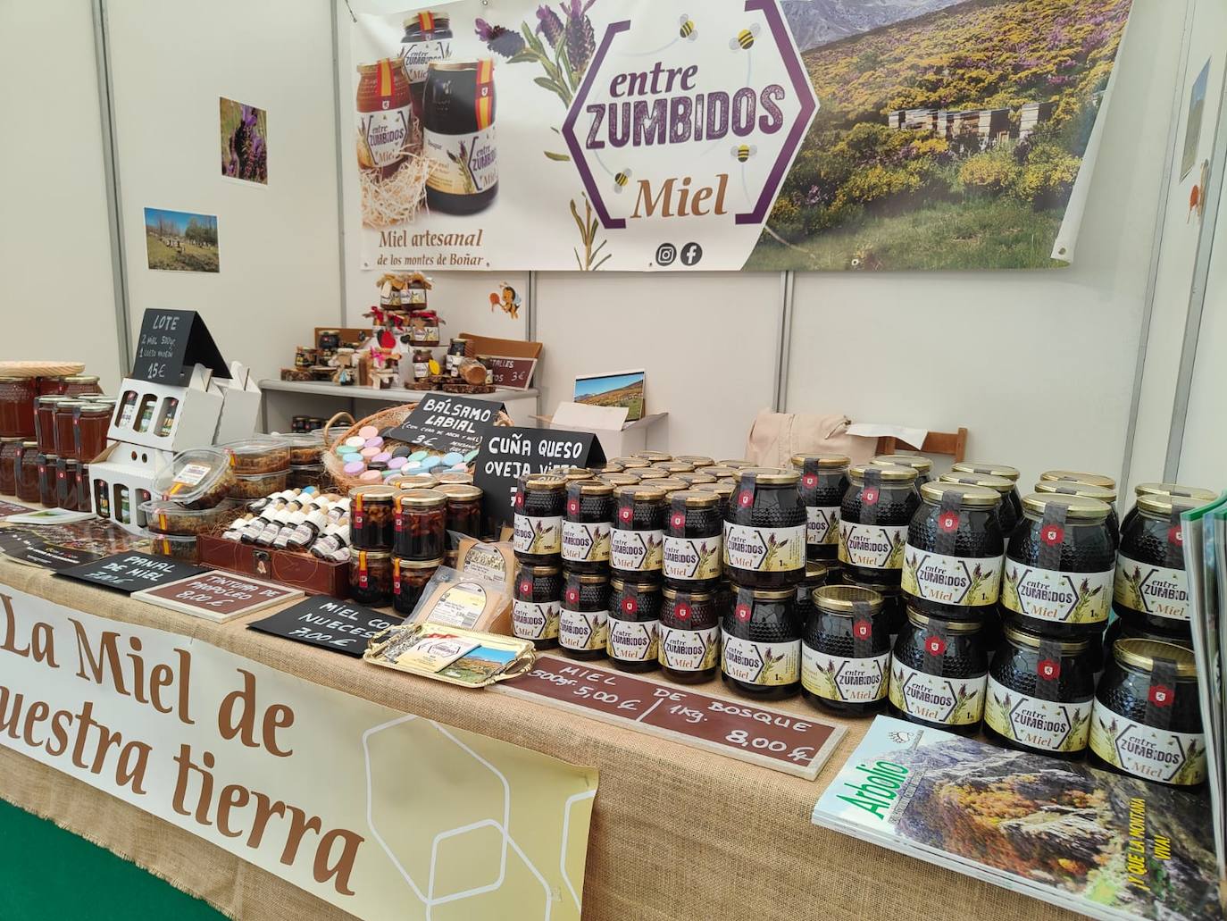 Valencia de Don Juan inaugura su tradicional Feria de Febrero. En su edición 101, este evento cuenta con más de 130 expositores divididos en dos espacios, uno en el tradicional complejo La Isla en el que se ubica la maquinaria agrícola y servicios relacionados con el sector primario y la exposición de vehículos y, el segundo, la Plaza Mayor que acoge un gran carpa para albergar stands de alimentación así como de multiservicios. 