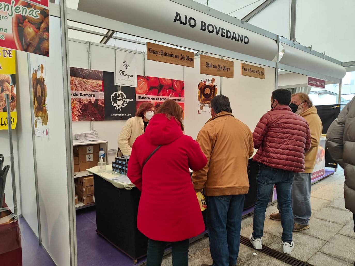 Valencia de Don Juan inaugura su tradicional Feria de Febrero. En su edición 101, este evento cuenta con más de 130 expositores divididos en dos espacios, uno en el tradicional complejo La Isla en el que se ubica la maquinaria agrícola y servicios relacionados con el sector primario y la exposición de vehículos y, el segundo, la Plaza Mayor que acoge un gran carpa para albergar stands de alimentación así como de multiservicios. 