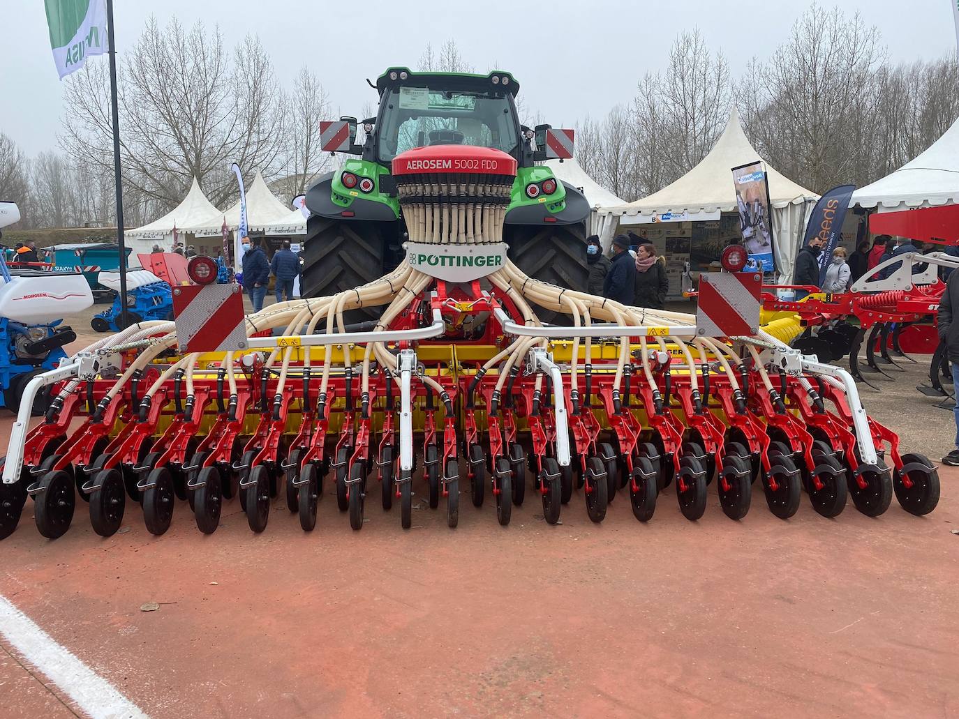 Valencia de Don Juan inaugura su tradicional Feria de Febrero. En su edición 101, este evento cuenta con más de 130 expositores divididos en dos espacios, uno en el tradicional complejo La Isla en el que se ubica la maquinaria agrícola y servicios relacionados con el sector primario y la exposición de vehículos y, el segundo, la Plaza Mayor que acoge un gran carpa para albergar stands de alimentación así como de multiservicios. 