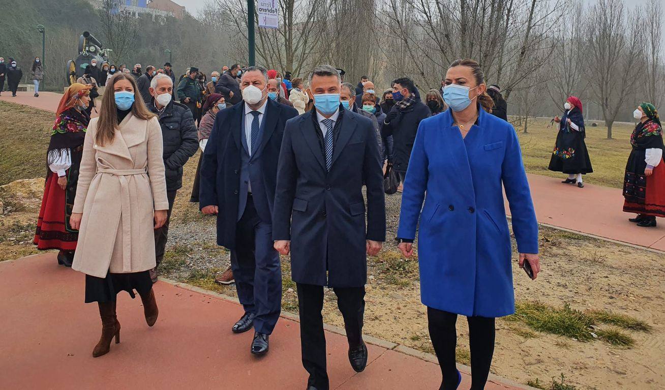 Valencia de Don Juan inaugura su tradicional Feria de Febrero. En su edición 101, este evento cuenta con más de 130 expositores divididos en dos espacios, uno en el tradicional complejo La Isla en el que se ubica la maquinaria agrícola y servicios relacionados con el sector primario y la exposición de vehículos y, el segundo, la Plaza Mayor que acoge un gran carpa para albergar stands de alimentación así como de multiservicios. 