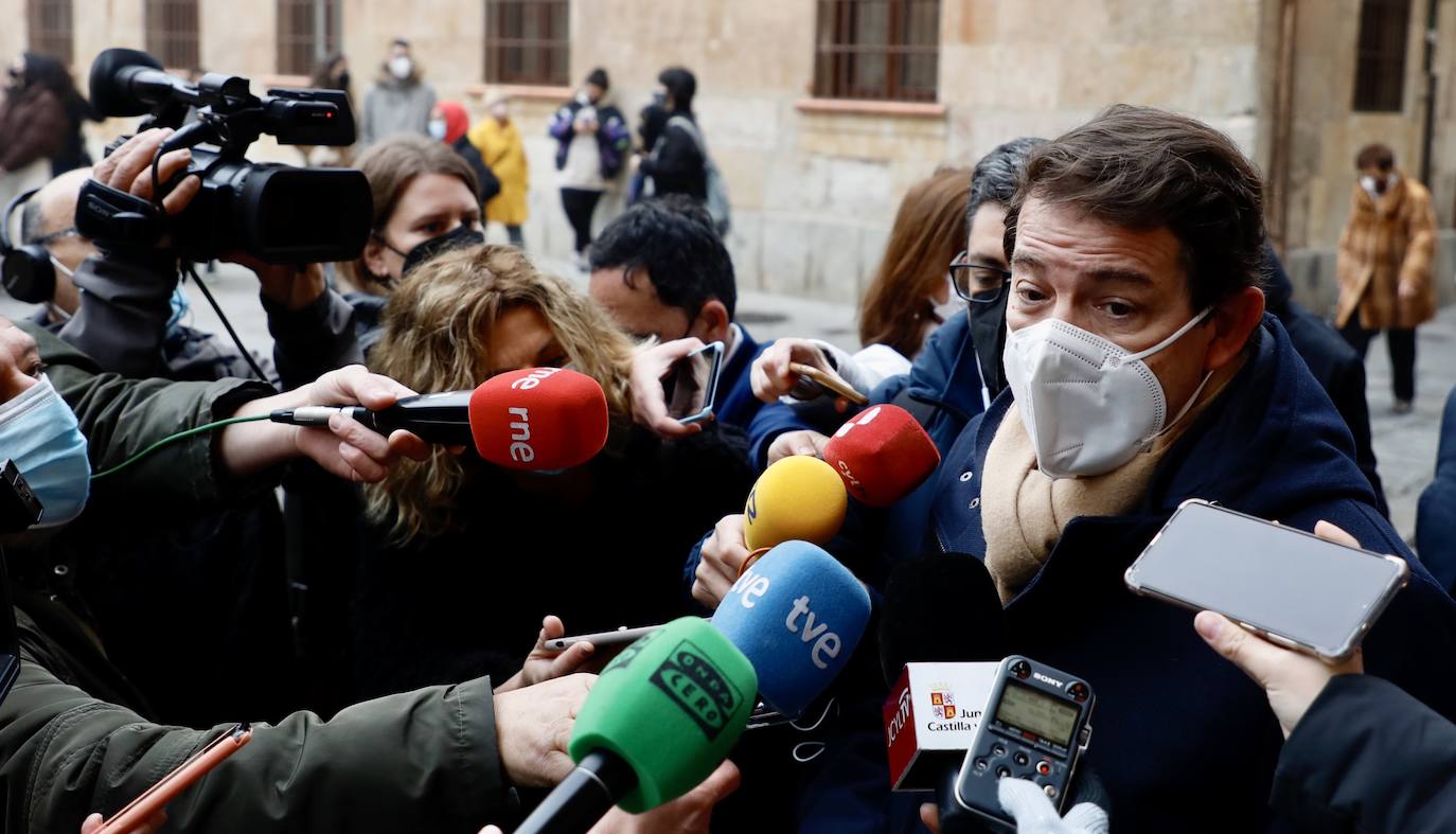 El presidente en funciones de la Junta de Castilla y León, Alfonso Fernández Mañueco y el rector de la Universidad de Salamanca, Ricardo Rivero, inauguran las jornadas de ''Nuevo Periodismo'' organizadas por Periodismo 2030.