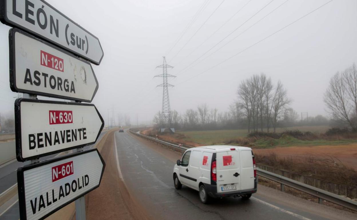 La nieba afecta a la provincia en la Autovía del Noroeste. En la imagen, niebla sobre León capital.