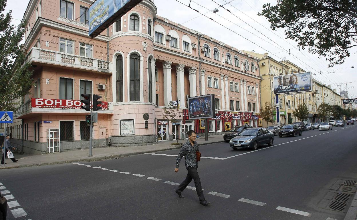 Transeúnte cruza una calle en el centro de Donetsk (Ucrania).