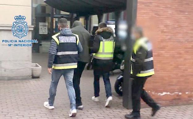 La Policía conduca al detenido a los calabozos de la comisaría de León capital. 