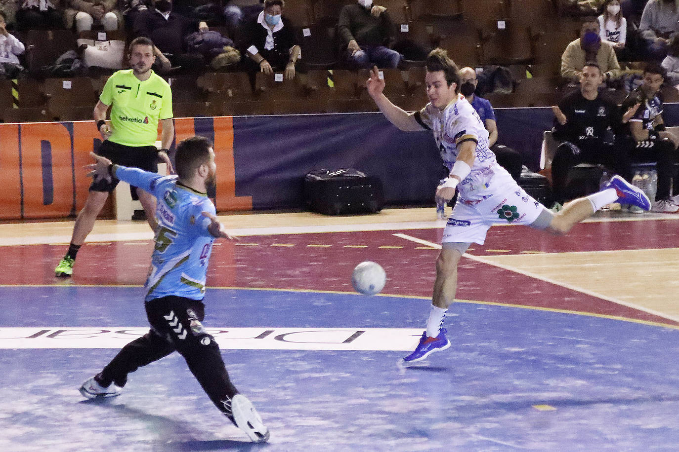 Los leoneses superan a Puente Genil en un partido clave para evitar caer a puestos de descenso.