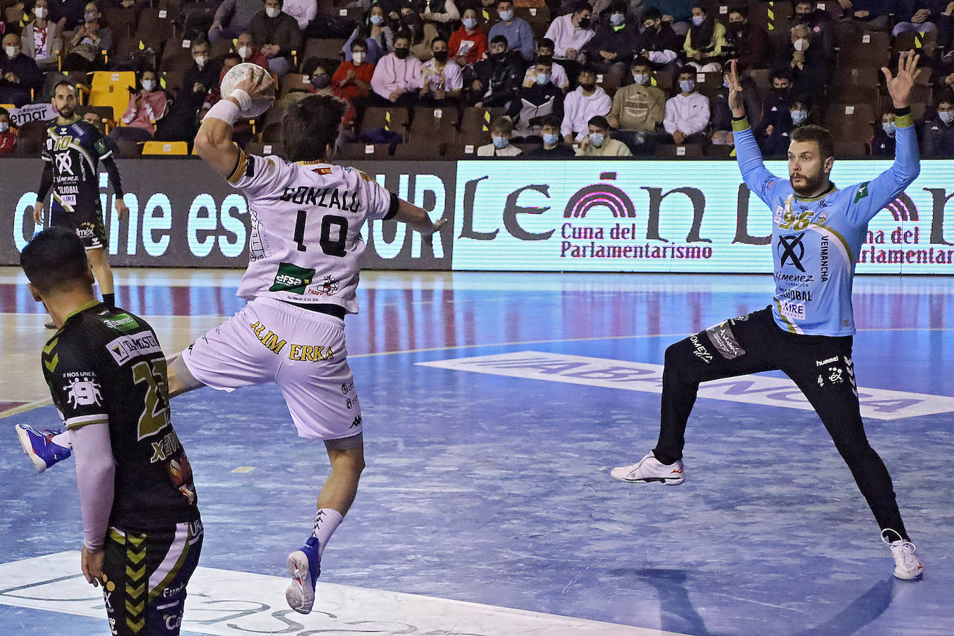 Los leoneses superan a Puente Genil en un partido clave para evitar caer a puestos de descenso.