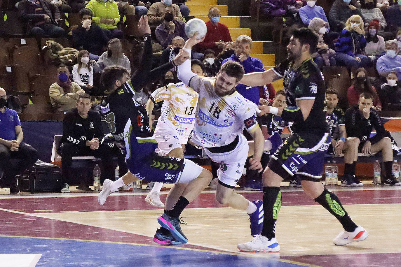 Los leoneses superan a Puente Genil en un partido clave para evitar caer a puestos de descenso.