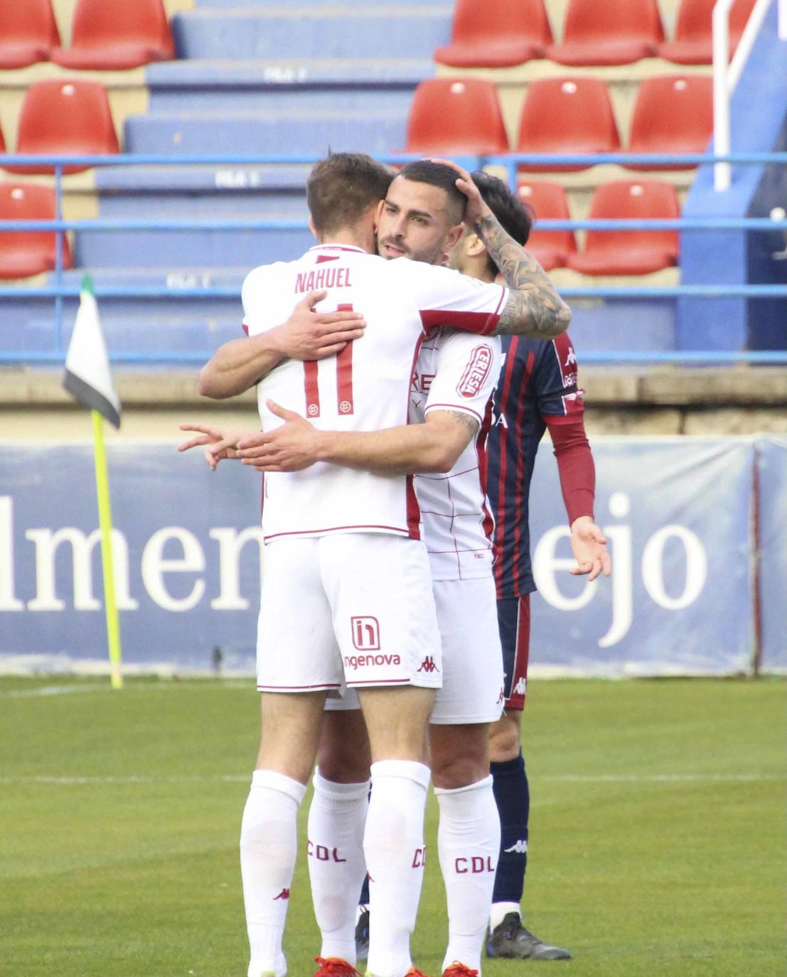 El conjunto leonés suma el triunfo ante el Extremadura por 1-3