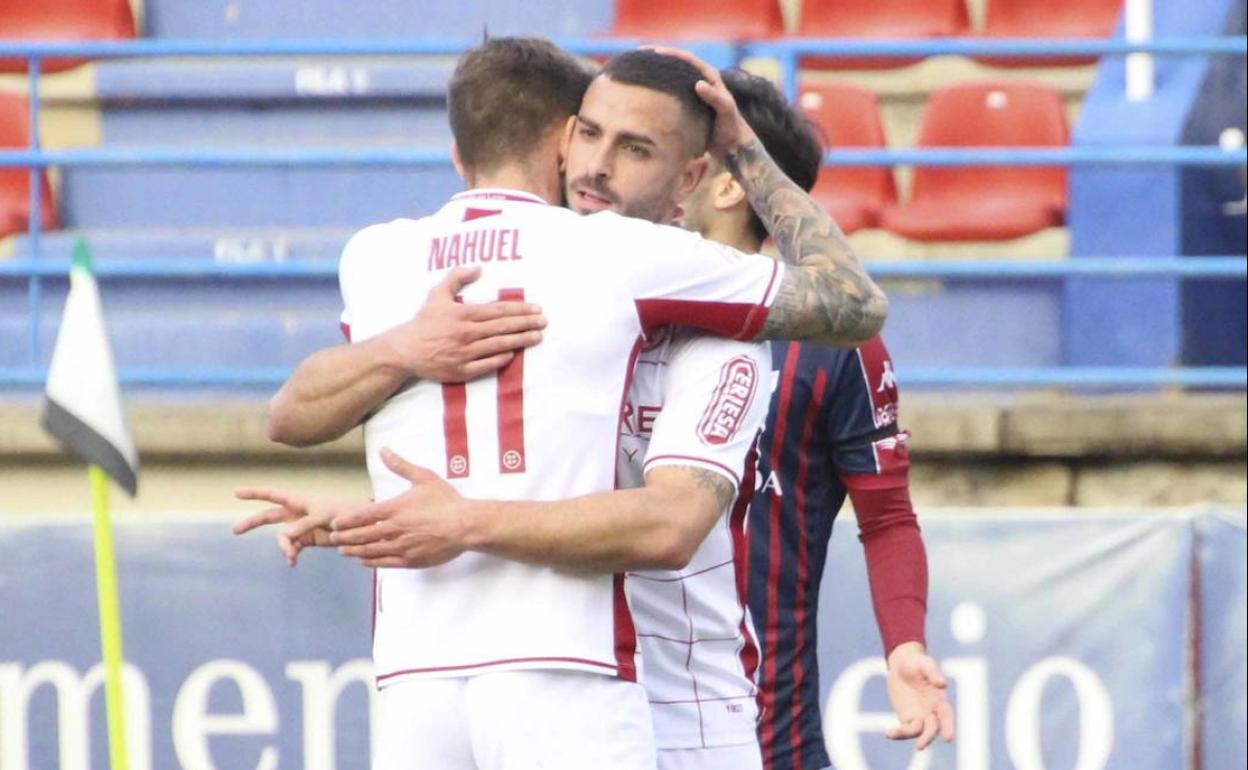 Ander Vitoria celebra con Nahuel el primer gol anotado ante el Extremadura.