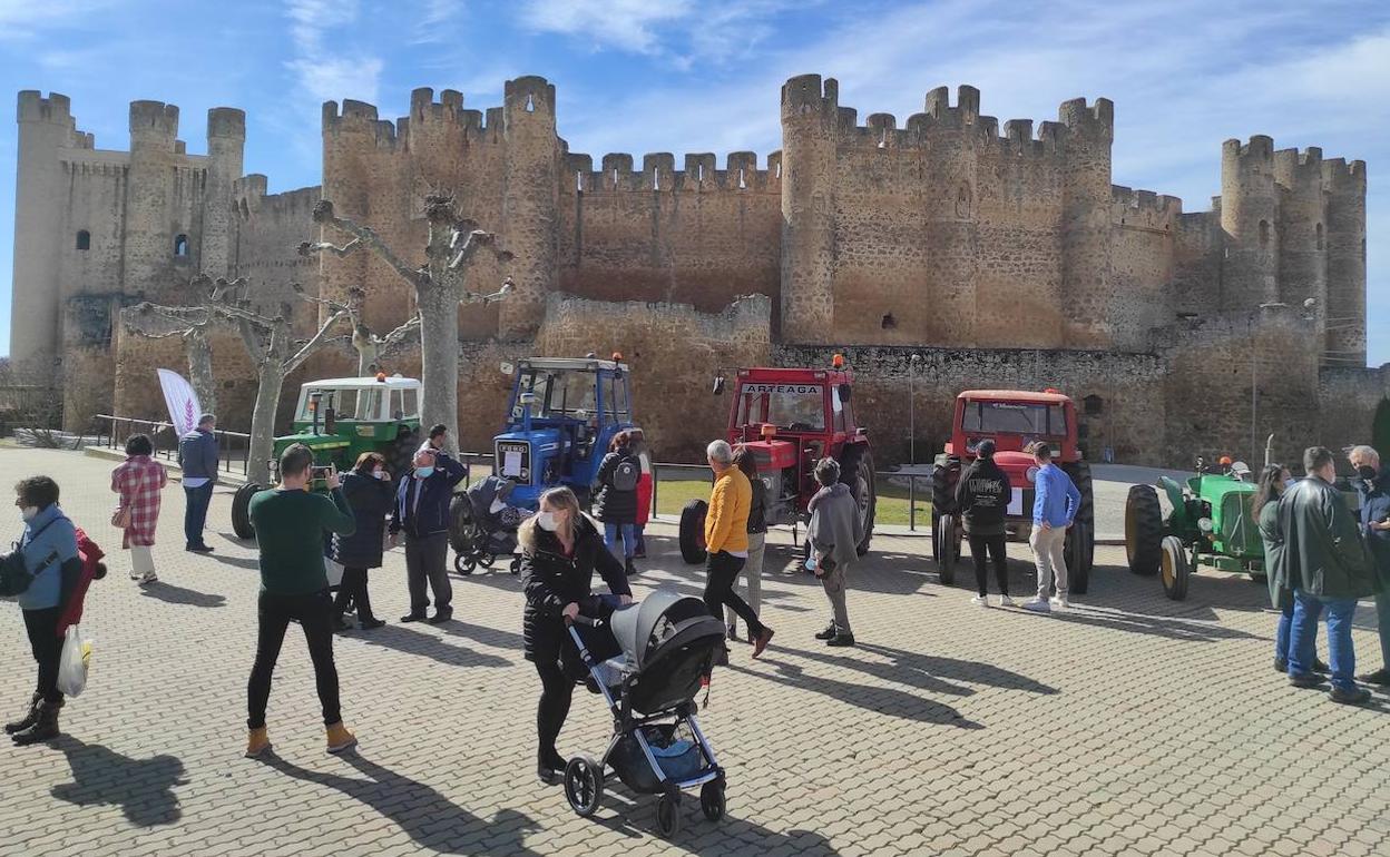 Exposición de tractores en Valencia de Don Juan, 