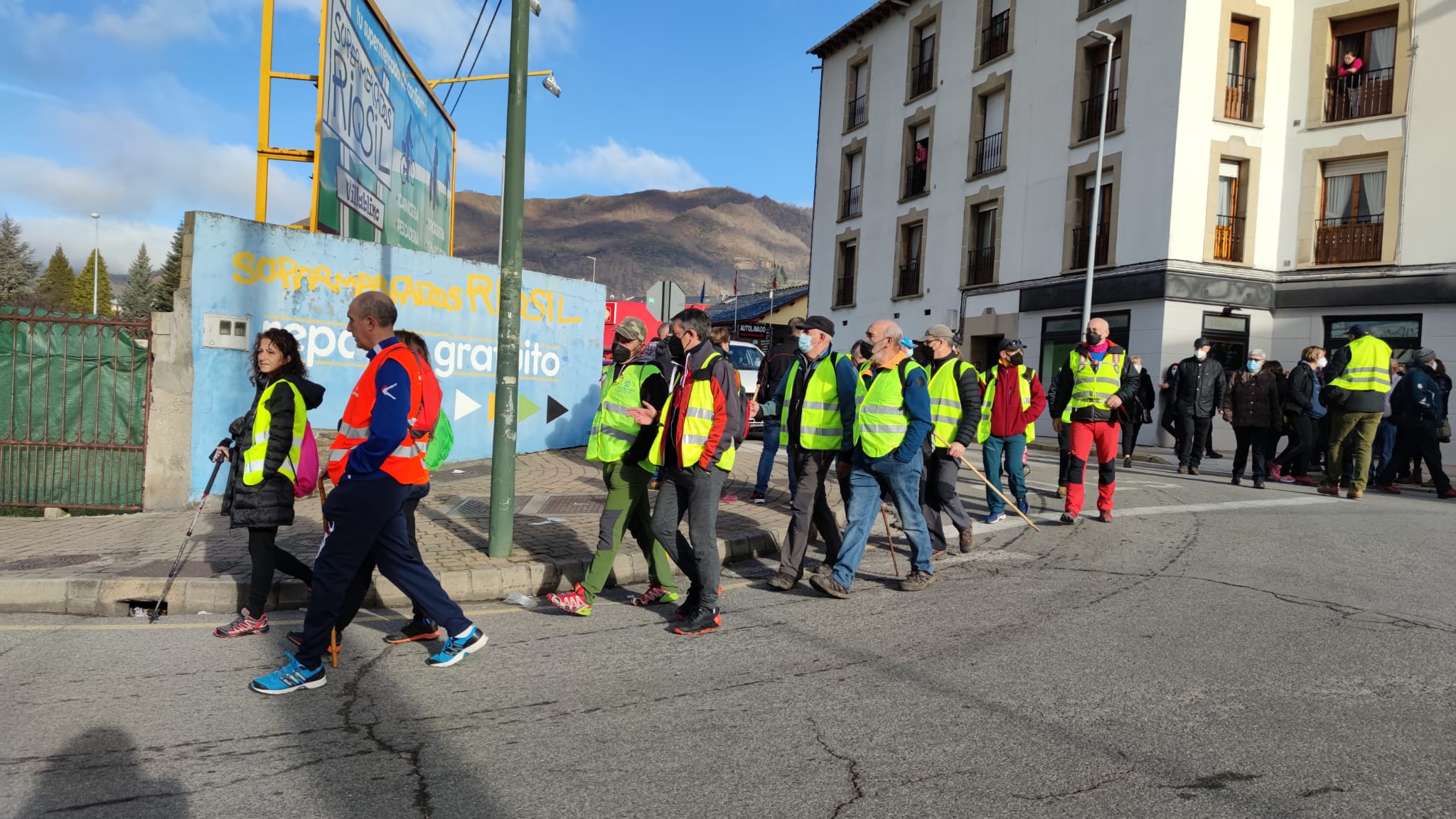 Cientos de personas inician la 'marcha blanca' entre Villablino y Ponferrada para reclamar el fortalecimiento de la sanidad pública