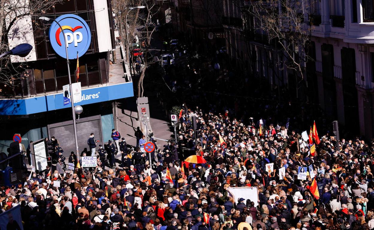 Manifestación de apoyo a Isabel Díaz Ayuso en la calle Génova de Madrid.