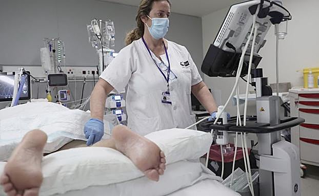 La situación en las unidades de críticas mejora mientras se mantiene un incesante goteo en decesos. 