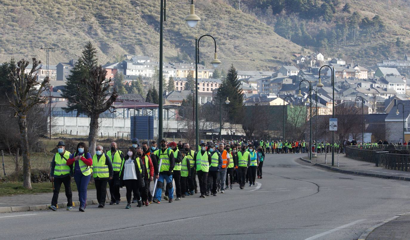 Primera etapa de la marcha en defensa de la sanidad pública Laciana-Bierzo (Villablino-Ponferrada).