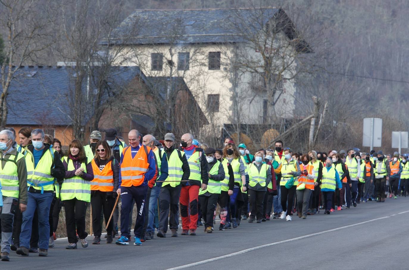 Primera etapa de la marcha en defensa de la sanidad pública Laciana-Bierzo (Villablino-Ponferrada).